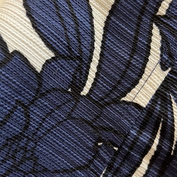 Floral Print Mini Skirt by Ann Taylor/ White, Black & Blue/ Size 8 - Picture 7 of 8